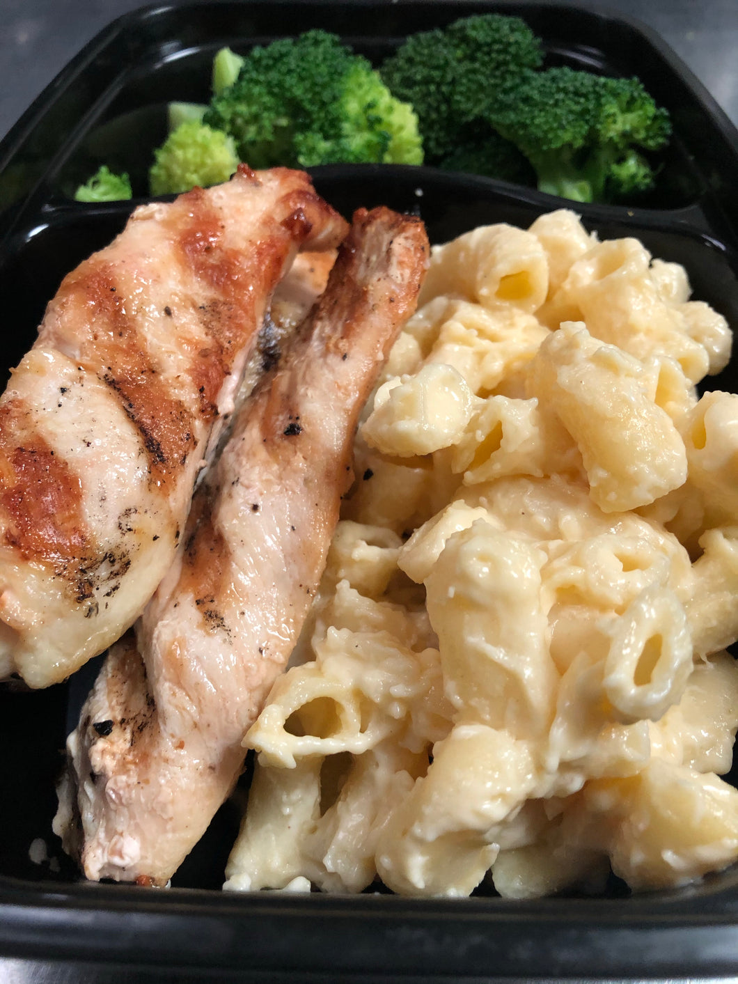 Grilled Chicken and Mac with steamed broccoli